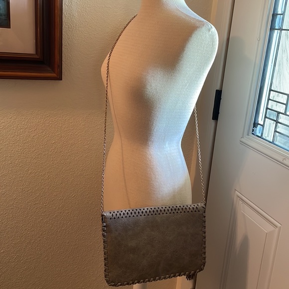 Eam Forever Tan with fringe wicker patterned clutch / crossbody with gold chain - Picture 6 of 10